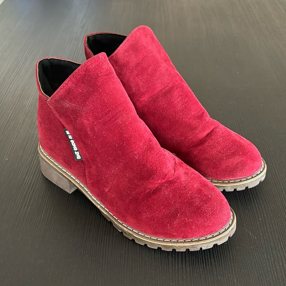 Red inside zip shoe boot with lug sole, size 36 EU / 5 Canada